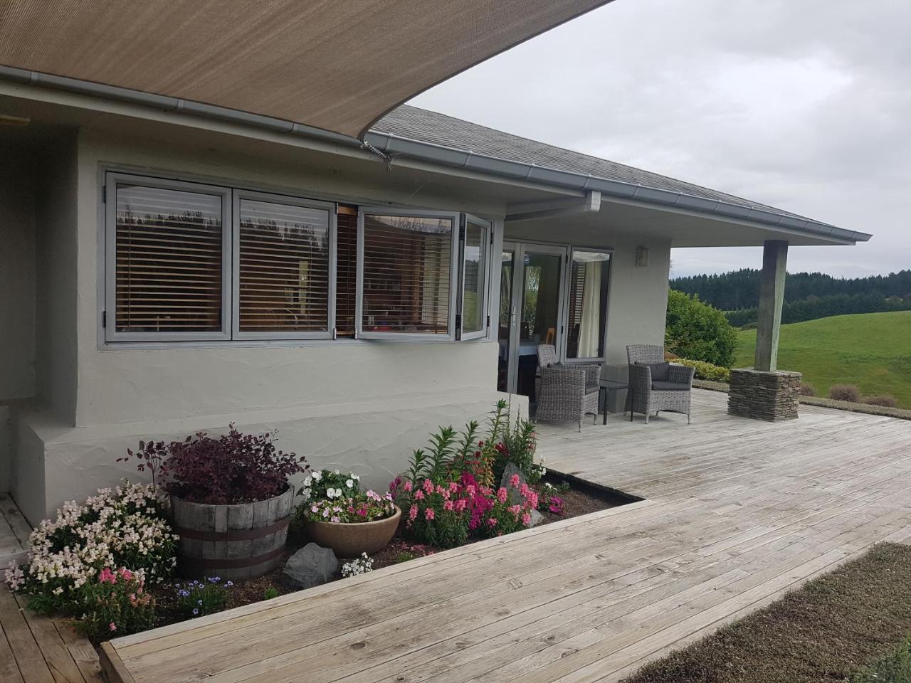 Above The River Karapiro Bed & Breakfast 외부 사진